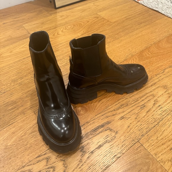 Alexander McQueen Women’s Wander Chelsea Boots - Picture 2 of 7